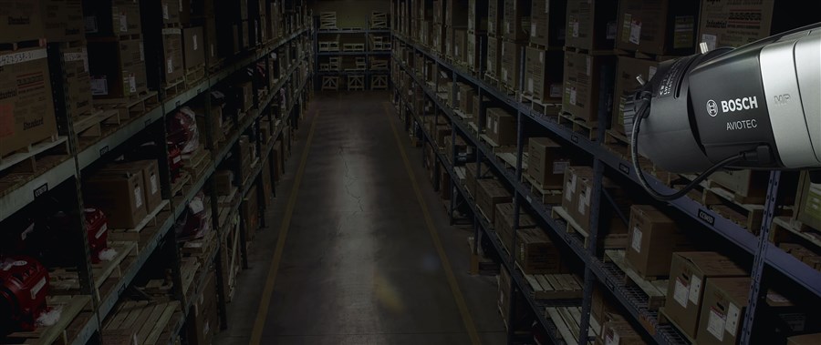 Med den nye firmwareversion 7.61 er Bosch Aviotec IP Starlight 8000 velegnet til anvendelse i områder med meget svagt lys, såsom lagre eller produktionsanlæg, der er i gang om natten.